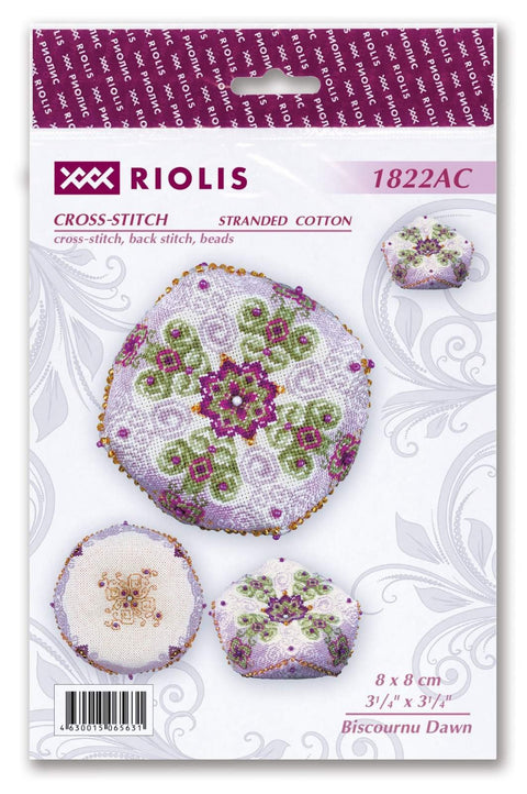 Siuvinėjimo rinkinys biscornu Riolis, violetinės ir žalsvos kryželių dekoracijos, 8×8 cm pakuotės priekinė dalis