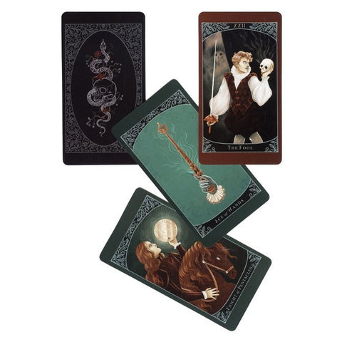 Tarot kortos su žaliomis nugarėlėmis, atverstos keliomis kortomis (Kvailys, lazdos, riteris), kampu išdėstytos produkto galerijai