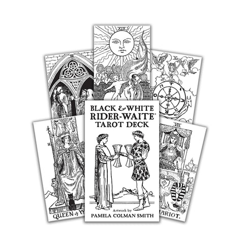 Tarot kortos Black & White Rider–Waite, juodai baltas komplektas su dėžute ir keliais atvertais kortų pavyzdžiais