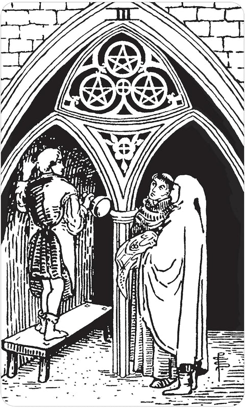 Tarot korta Trys pentakliai, juodai baltas gotikinio stiliaus piešinys su dviem figūromis po arkos ir romėnišku III viršuje