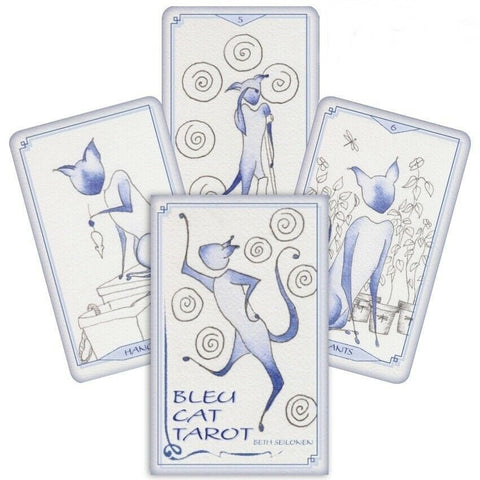 Bleu Cat tarot kortos su mėlynomis akvarelės iliustracijomis, dėžutė priekyje ir keturios išskleistos kortos fanuote