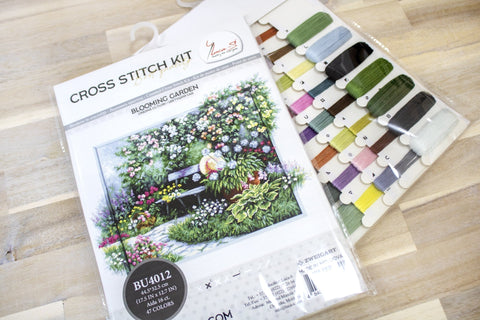 Siuvinėjimo rinkinys Blooming Garden, Aida 16ct (44,5×32,5 cm), su 47 spalvų siūlų kortele dešinėje ir uždara pakuote
