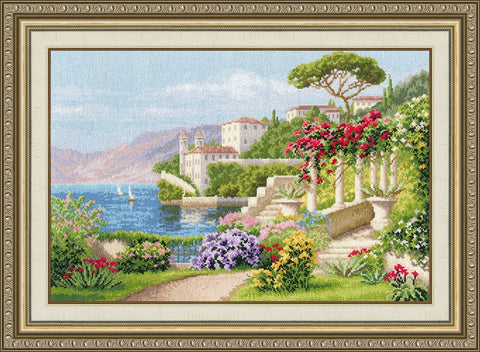 kryželių siuvinys jūros pakrantės scena rėme, 50×40 cm, sodri rožinių ir žalių gėlių detalių priekinis planas, skirtas pakabinti ant sienos