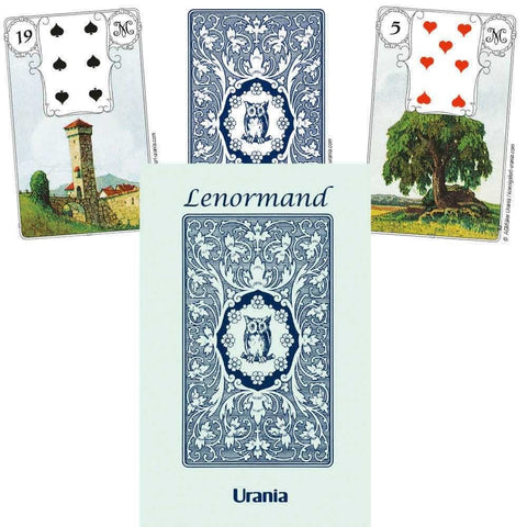 Lenormand kortų rinkinys Urania, mėlynos ornamentuotos nugarėlės su pelėdos motyvu; matomos Bokštas ir Medis.