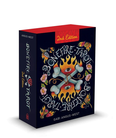 Bonfire Tarot dėžutė 2nd Edition, juoda su raudonu viršumi, priekinė ir nugarinė šoninė dalis matomos kampu