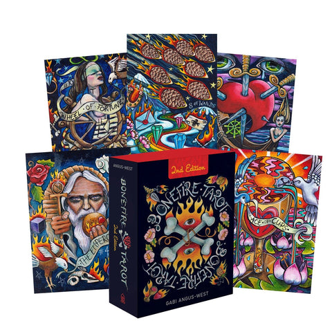 Tarot kortos Gabi Angus‑West 2nd Edition, juoda dėžutė su liepsnomis ir spalvotos kortos, matomi keli Didieji arkana ir Ace of Cups