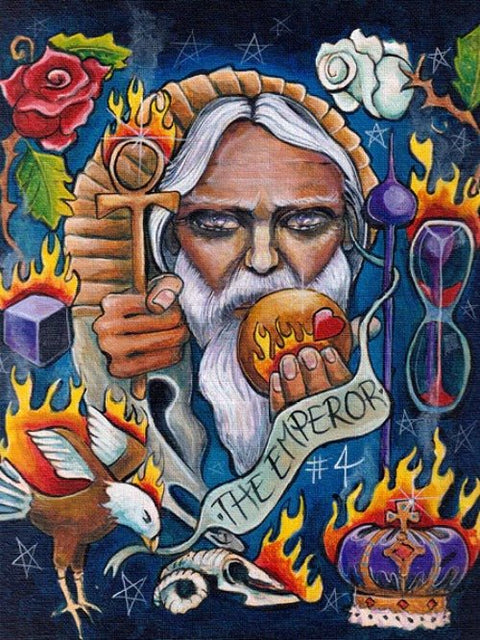 Tarot korta Imperatorius — spalvotas meninis printas, baltabarzdis valdovas laiko kryžių ir obuolį su ugnimi, artimas priekinis planas