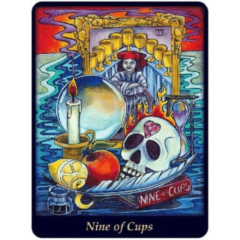 Tarot korta Devynios taurės su spalvingu iliustruotu dizainu: kaukolė su deimantu, žvakė, veidrodis, obuolys ir liepsnos