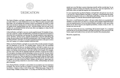 knyga Book of Shadows and Light – atvira dviejų puslapių dedikacija ir pradžios tekstas su maža iliustracija