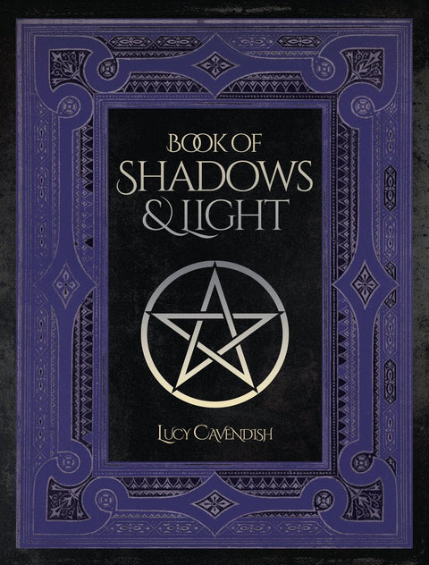Knyga Book of Shadows & Light su violetiniu ornamentuotu viršeliu, sidabriniu pentagramu ir autorės vardu