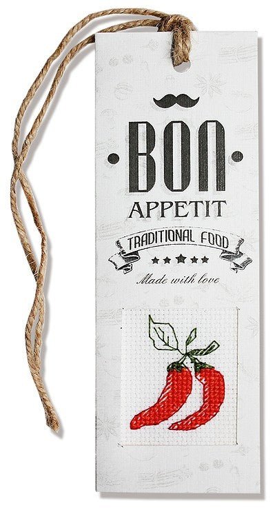 Medinė pakabinama etikėtė Bon Appetit, balta siauro vertikalaus formato su virvele ir raudonomis čili paprikomis priekyje