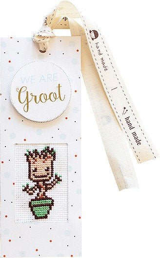 knygos žymė, rankų darbo kryželiu pavaizduotas mažasis Groot vazonėlyje, su „We Are Groot“ kaspinu
