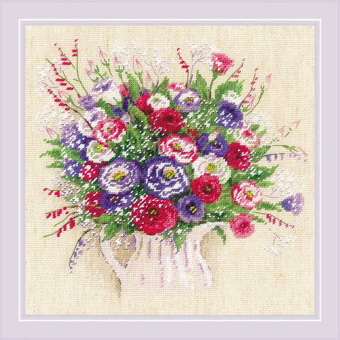 Kryželių rinkinys: ryškių raudonų, violetinių ir baltų gėlių puokštė elegantiškame vazono rėmelyje, priekis, 30×30 cm