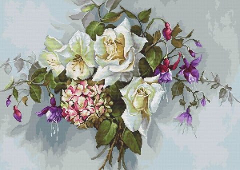 kryželių rinkinys baltos rožės ir fuksijos žiedų kompozicija ant pilko fono, detali centro nuotrauka, 40×30 cm