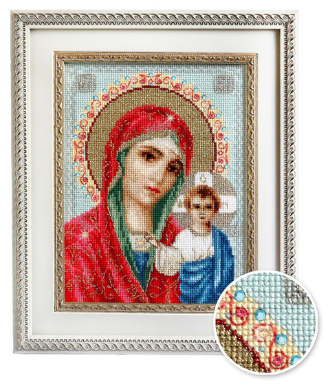 kryželių rinkinys ikonos Motinos Marijos su kūdikiu — įrėminta paruošta versija su arti rodoma blizgančių akmenėlių detalė