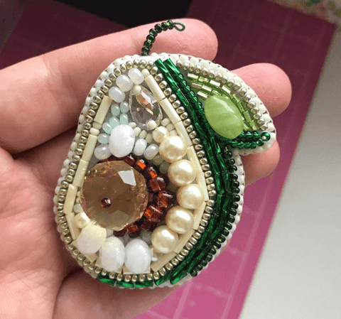 Karoliukų broškės rinkinys „Avokadas“ su Preciosa kristalais, 5×7 cm