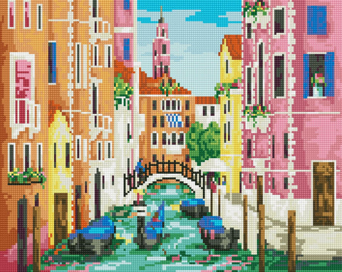 Siuvinėjimo rinkinys Venecijos kanalo motyvas su rožiniais namais, arkiniu tiltu ir gondolomis, 40×40 cm