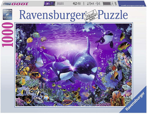Dėlionė Ravensburger 1000 dalių — violetinės jūros scena su dviem orkomis ir spalvingu koralų rifų fonu