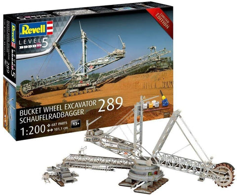 Kaušinis ekskavatorius Revell 1:200 modelis, dėžutė ir surinktas 687 dalių pavyzdys su matomu konvejeriu