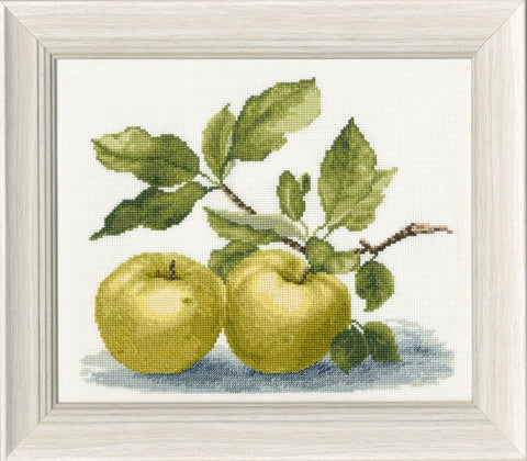 Siuvinėtas paveikslas su žaliais obuoliais ir lapais, rėme, detalus kryželių motyvas 30×24 cm — puikiai tinka virtuvei ar valgomajam