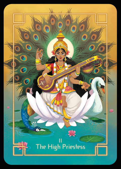 Tarot korta Aukščiausioji kunigė, indiško stiliaus moteris sėdi ant lotoso, laiko veeną, fone paunio plunksnos ir gulbė