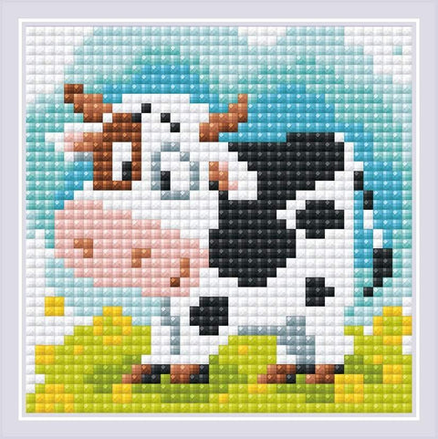 Deimantinė mozaika karvė 30×30 cm — pilnai užbaigtas spalvotas kvadratinių kristalų paveikslas su mėlynu fonu ir žaliais ganyklais