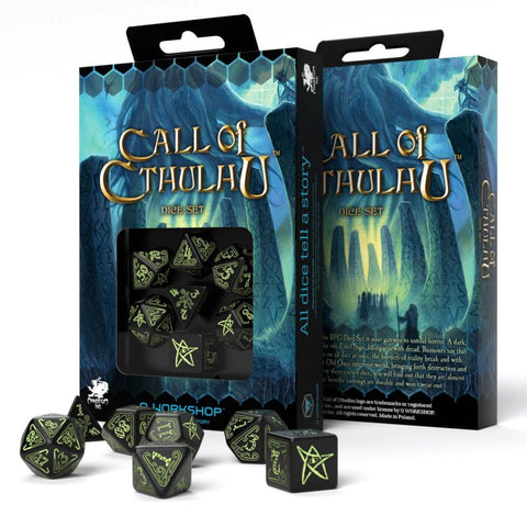 Call of Cthulhu kauliukai — juodų daugiasienių rinkinys su švytinčiomis žaliai raižytomis runomis, laisvais kauliukais priekyje ir iliustruota dėžute