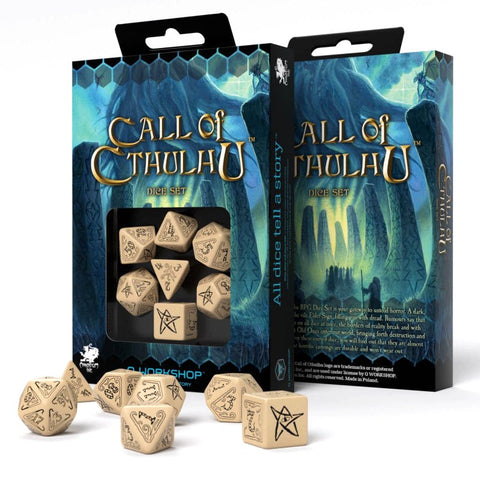 Call of Cthulhu kauliukai, smėlio spalvos graviruoti RPG rinkinys su dėžute ir atidengtais kauliukais priekyje
