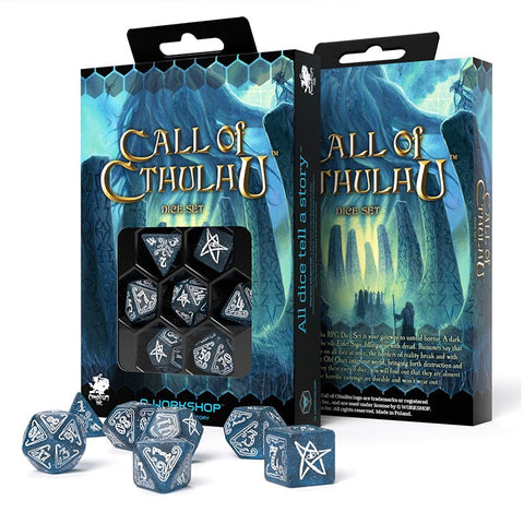 Call of Cthulhu kauliukų rinkinys — tamsiai mėlyni 7 dalių RPG kauliukai su baltomis okultinėmis simbolikomis, pristatyti kartu su iliustruota pakuote