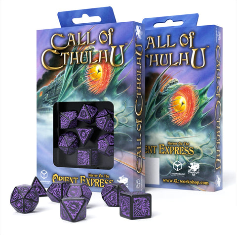 Call of Cthulhu kauliukai purpuriniai su juodais raižiniais, 7 vnt. komplektas parodytas iš priekio kartu su pakuote