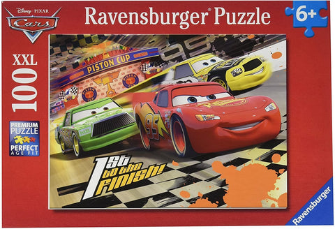 Dėlionė Ravensburger 100 XXL raudonoje pakuotėje, Cars lenktynių scena su Lightning McQueen priekyje, dėžės priekis