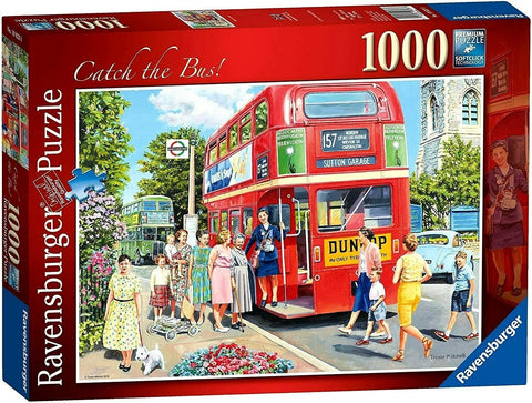 Dėlionė Ravensburger 1000 det., retro raudonas dviejų aukštų autobusas ir gatvės scena su keleiviais, dėžutės priekis