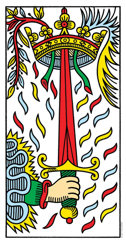 tarot korta Kardų tūzas Marseilio stiliaus, ryškios raudonos, geltonos ir žalios spalvos, stačiaplokštė, ranka laiko kalaviją po vainiku