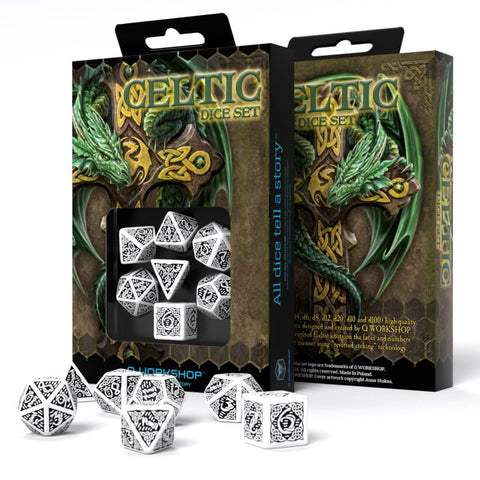 Celtic kauliukų rinkinys Q WORKSHOP, baltos su juodais keltų raštais d4–d20 ir d100, priekyje langelis ir dėžutė su žaliu drakonu