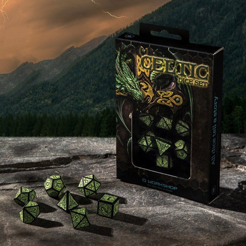 Stalo žaidimų kauliukai Celtic žali su ornamentais, rodomi išlyginti prie dėžutės ant uolos fono, pabrėžiant komplektą