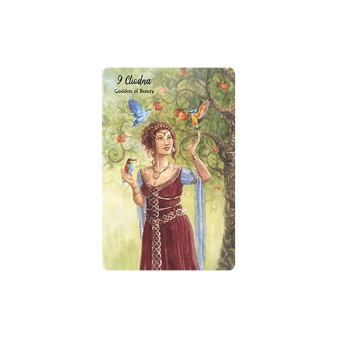 tarot korta 9 Clisdna (Grožio deivė), moteris raudonoje suknelėje po obuolių medžiu su spalvotais paukščiais