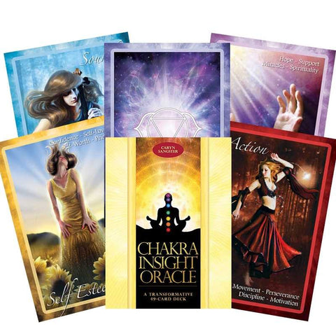 Chakra Insight Oracle kortos, Caryn Sangster 49 kortų rinkinys su geltonu dėklu ir keliomis atverstomis pavyzdinėmis kortomis