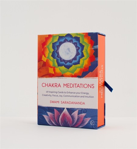 Čakrų meditacijų kortos – Swami Saradananda spalvota dėžutė su mandala ir lotoso piešiniu, stovinti šiek tiek šonu