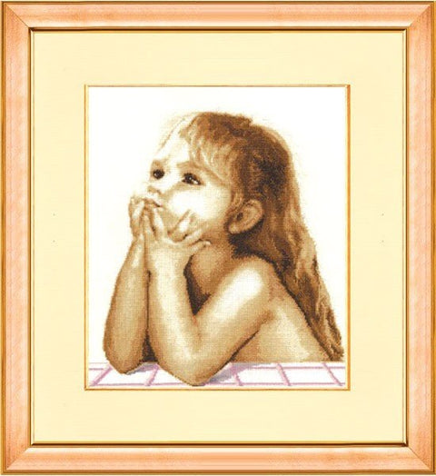 Siuvinys: sepijos rudos mažos mergaitės portretas ant smėlinio fono, medinis paauksuotas rėmas, 30×40 cm