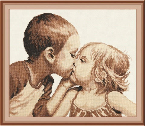 Siuvinėjimo rinkinys sepijos tonais: rėminis kryželiu siuvinys su vyresnio brolio ir sesutės bučiniu, 40×40 cm