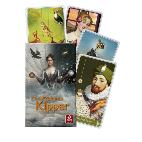 Kipper kortų rinkinys Christephania, susitraukusia plėvele uždengta dėžutė ir išsiskleidusios iliustruotos kortos, parodytos iš šono