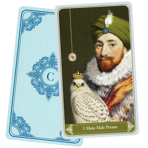 Tarot korta su vyro portretu ir balto sakalo iliustracija; kortos priekis ir ornamentuota mėlyna nugarėlė