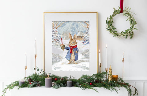 kryželių paveikslas: žiemos kiškis mėlyname paltuke su raudonu šaliku ir žvake, aukso rėmas, 30×40 cm, įrėmintas sienos dekorui