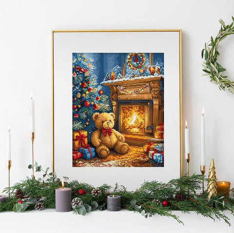 Kalėdinė mozaika 40x50 cm su meškiuku prie židinio, rėmuota, šiltų spalvų ir paruošta kabinti ant sienos