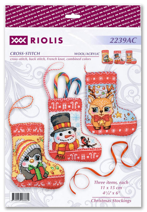 Kalėdinės kojinaitės Riolis, trijų mažų 11×15 cm kryželiu siuvinėtos dekoracijos: pingvinas, sniego senius ir elniukas