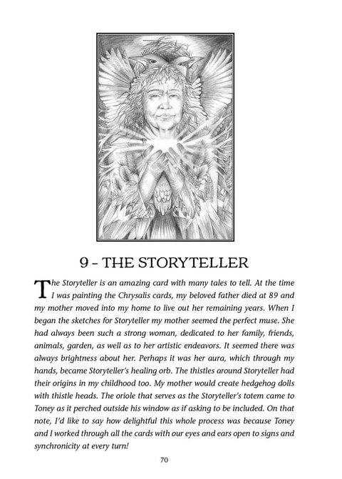 Korta "Storyteller" pieštukinis piešinys: vertikalus moters portretas apsuptas paukščių ir švytinčios gydančios orbos