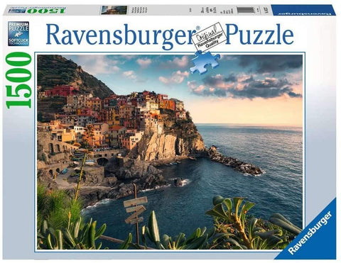 Dėlionė Ravensburger 1500 detalių, spalvotas uolos krantą ir jūrą vaizduojantis sceninis motyvas, dėžutės priekinė dalis