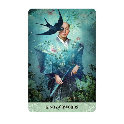 Tarot korta Karalius kardų, mėlyna–žalia iliustracija: samurajaus stiliaus figūra laiko kardą, kregždė perskrieja prieš veidą