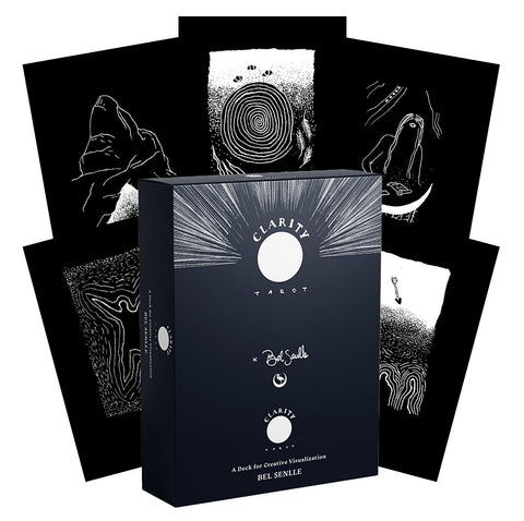 tarot kortos Clarity by Bel Senlle tamsiai mėlyname dėkle su juodai baltomis kortų nugarėlėmis, parodytos iš priekio
