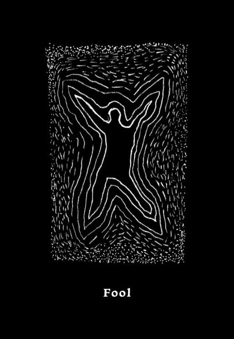 tarot korta Kvailys – juoda korta su baltu kontūriniu žmogaus siluetu ir bangavimu aplink, minimalistinė versija